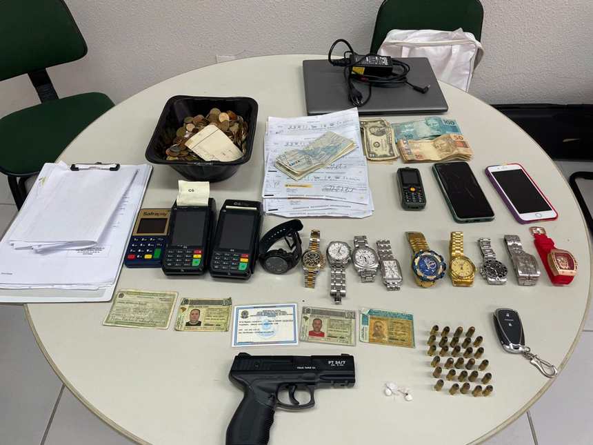 Polícia Civil apreendeu armas, joias e drogas durante quinta fase da operação “Blackout”, contra traficante que agiam no Ceará e no Piauí. — Foto: Polícia Civil/ Divulgação